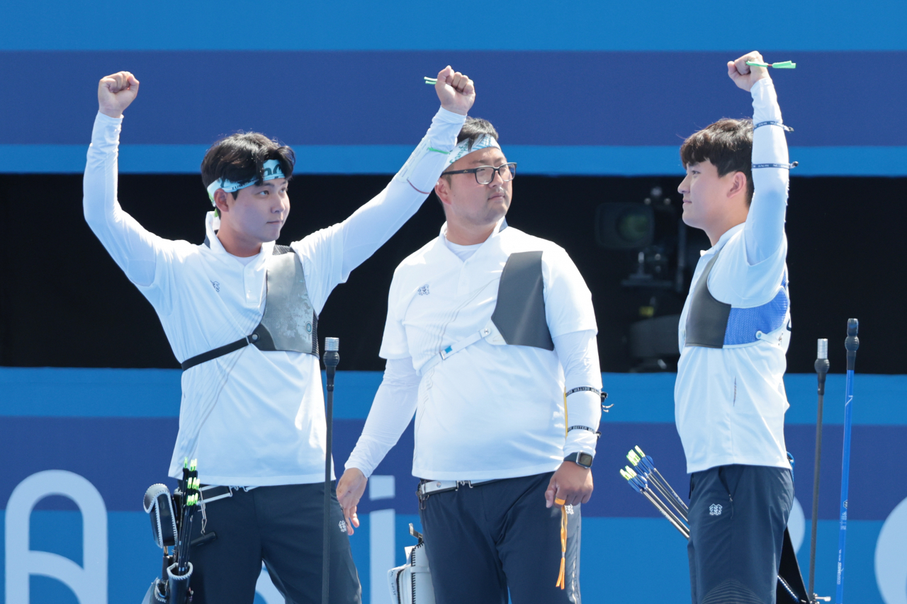 29일(현지시간) 프랑스 파리 레쟁발리드 양궁 경기장에서 열린 2024 파리 올림픽 양궁 남자 단체 8강전 한국과 일본의 경기. 승리한 한국 대표팀 선수들이 기뻐하고 있다. [연합]