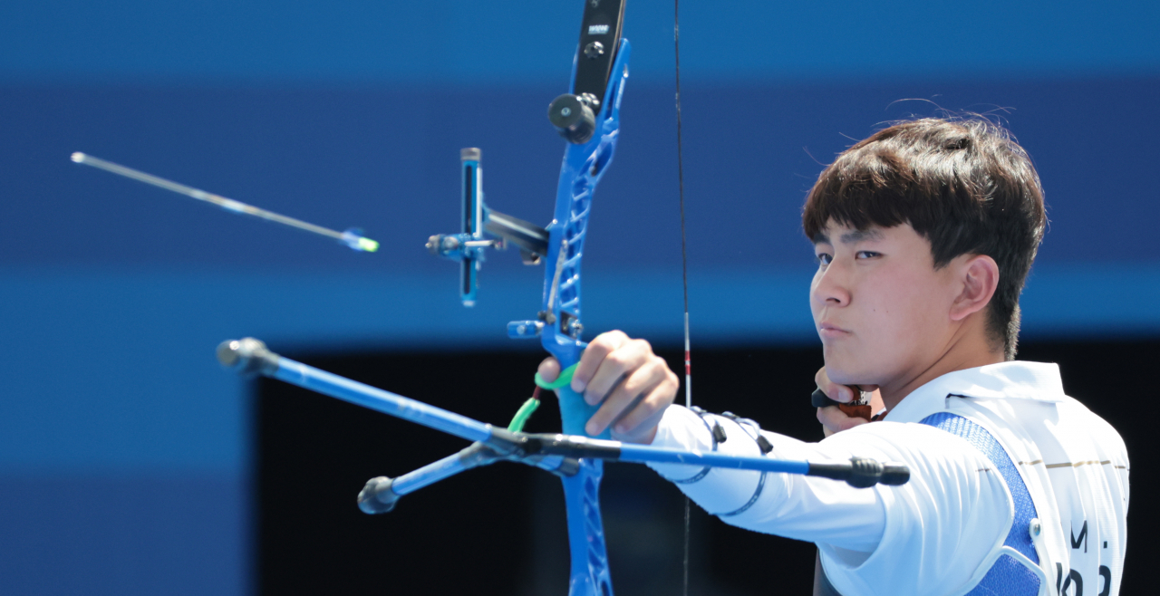 29일(현지시간) 프랑스 파리 레쟁발리드 양궁 경기장에서 열린 2024 파리 올림픽 양궁 남자 단체 8강전 한국과 일본의 경기. 김제덕이 활시위를 당기고 있다. [연합]
