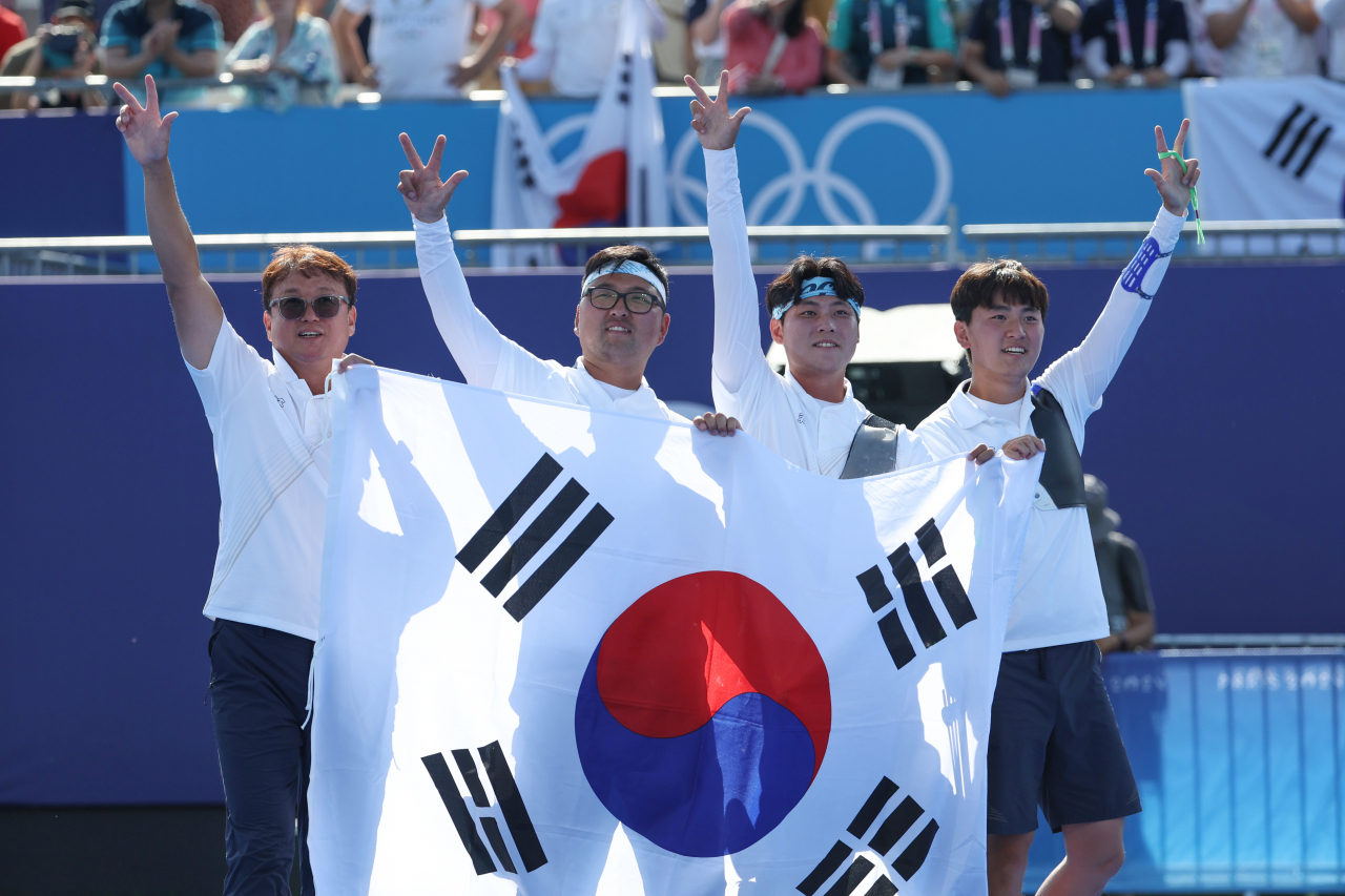 29일(현지시간) 프랑스 파리 레쟁발리드 양궁 경기장에서 열린 2024 파리올림픽 양궁 남자 단체 결승전 한국과 프랑스의 경기. 금메달을 차지한 한국 대표팀 선수들이 태극기를 들고 세리머니하고 있다. 연합뉴스