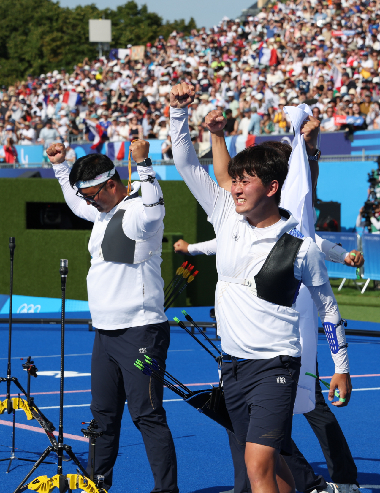 29일(현지시간) 프랑스 파리 앵발리드 경기장에서 열린 2024 파리 올림픽 남자 리커브 단체 결승 한국과 프랑스의 경기. 이우석, 김제덕 김우진이 금메달을 확정된 뒤 기뻐하고 있다. 2024.7.29. 파리=이상섭 기자/KCK