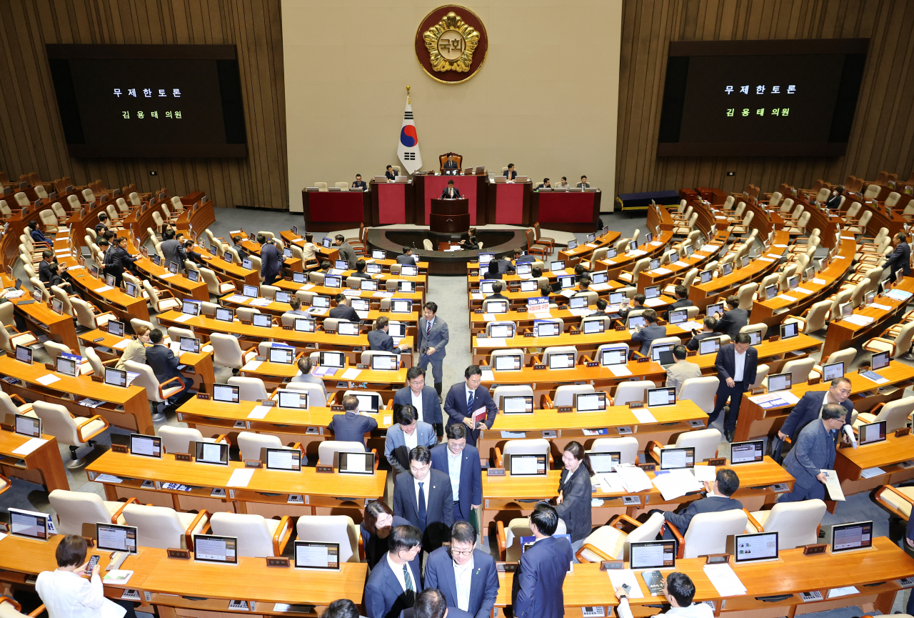 김용태 국민의힘 의원이 29일 오전 국회 본회의에서 ‘방송 4법’인 한국교육방송공사법 개정안과 관련한 무제한토론을 시작하자, 다수의 야당 의원들이 퇴장하고 있다. [연합]