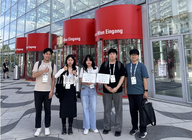 KAIST 응용인공지능 연구실(AAILab) 학생들. 나형호(왼쪽부터) 항공우주공학과 박사과정, 권도윤 산업및시스템공학과 석사과정, 강미나 석사과정, 이광현 석사과정, 나병후 박사과정.[KAIST 제공]