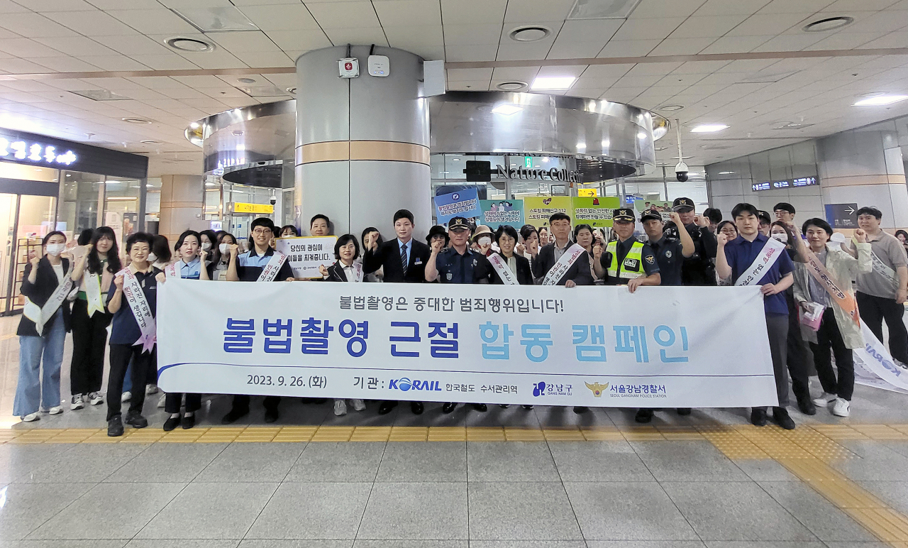 서울 강남구는 선정릉역, 강남역 등 16개 지하철역에 안심거울 30개 설치를 마치고 8월 1일 오전 선정릉역 일대에서 불법촬영 근절 합동캠페인을 실시한다고 30일 밝혔다. 사진은 지난해 실시한 캠페인.[강남구 제공]