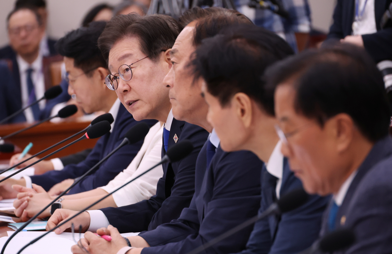 더불어민주당 이재명 전 대표가 최근 국회에서 열린 외교통일위원회 전체회의에 참석, 인사말을 하고 있다. 연합뉴스