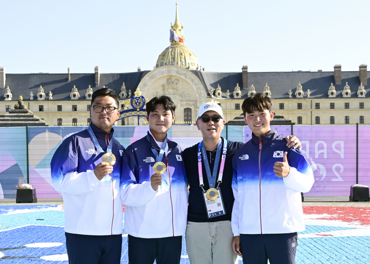 29일(현지시간) 파리올림픽 남자 양궁 단체전에서 금메달을 획득한 대한민국 남자 양궁 국가대표 김우진(왼쪽부터) 선수, 이우석 선수와 정의선 현대자동차그룹 회장, 김제덕 선수가 경기 직후 기념촬영을 하고 있다. [대한양궁협회 제공]