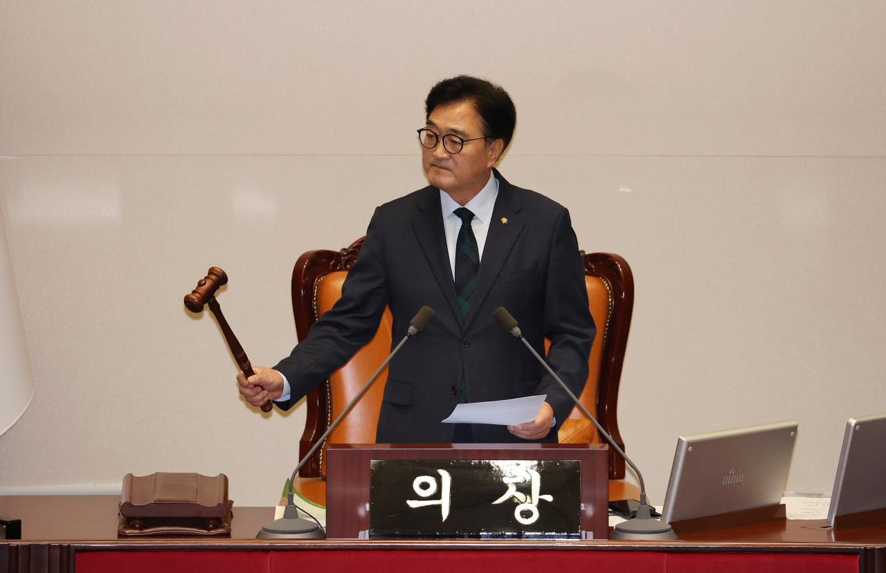 우원식 국회의장이 30일 오전 국회 본회의장에서 산회를 선포하고 있다. [연합]