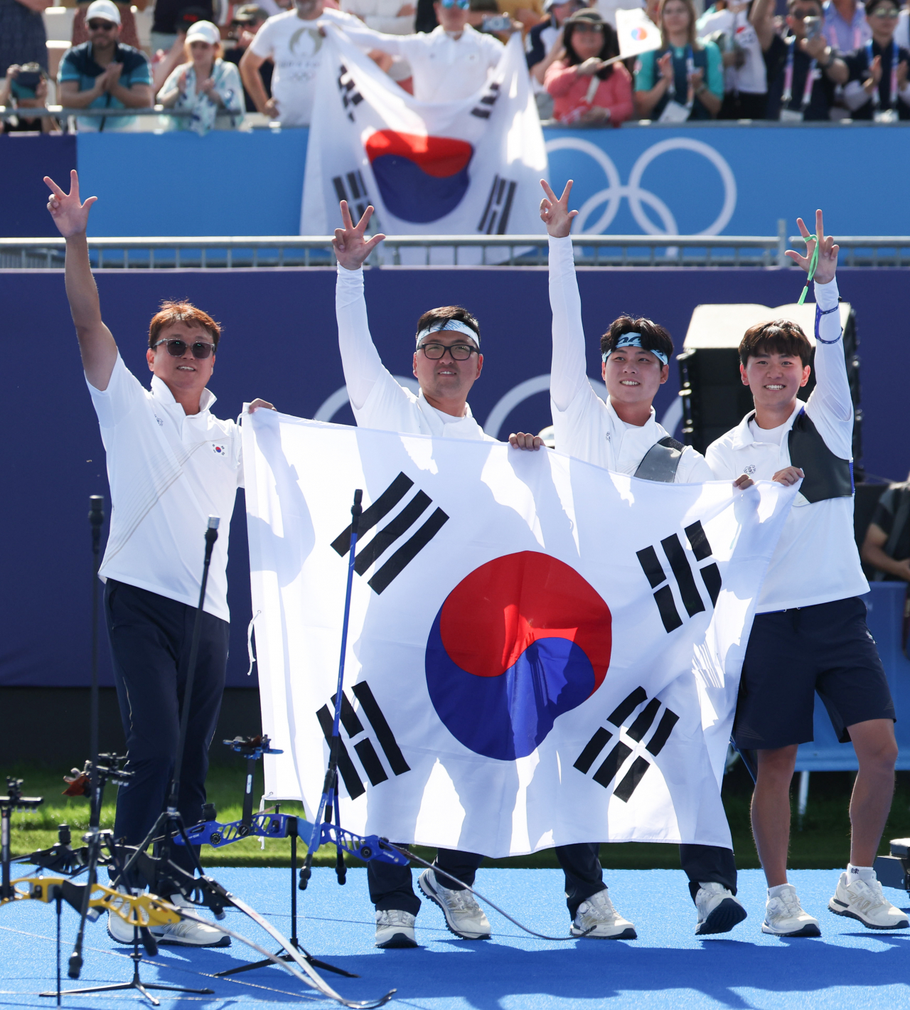 29일(현지시간) 프랑스 파리 앵발리드 경기장에서 열린 2024파리올림픽 남자 리커브 단체 결승 한국과 프랑스의 경기. 이우석, 김제덕 김우진이 금메달을 확정한 뒤 태극기를 들고 기뻐하고 있다. [파리=이상섭 기자]
