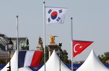 29일(현지시간) 프랑스 파리 레쟁발리드 양궁 경기장에서 열린 2024 파리올림픽 양궁 남자 단체 결승전에서 금메달을 차지한 한국의 애국가가 나오자 태극기가 게양되고 있다. [연합]