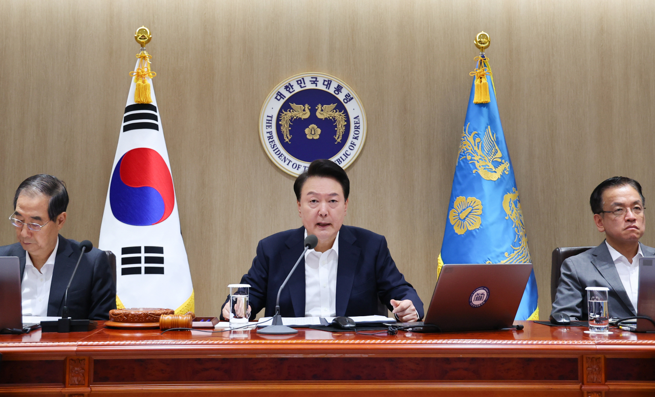 윤석열 대통령이 30일 서울 용산 대통령실 청사에서 국무회의를 주재하고 있다. [연합]