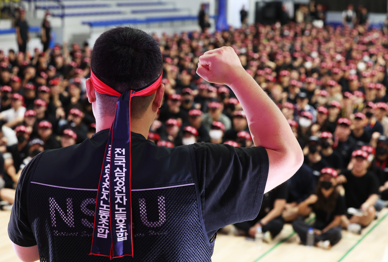 지난 22일 오전 경기도 용인시 삼성전자 기흥캠퍼스 세미콘 스포렉스에서 전국삼성전자노동조합 조합원들이 총파업 승리 궐기대회를 하고 있다. [연합]