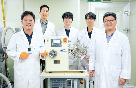 하윤철(왼쪽 첫 번째) 박사를 비롯한 한국전기연구원 연구팀이 전고체전지용 양극활물질과 고체전해질을 최적으로 혼합하기 위한 ‘블레이드 밀’ 장비에서 포즈를 취하고 있다. [한국전기연구원 제공]