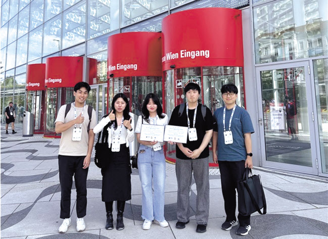 KAIST 응용인공지능 연구실(AAILab) 학생들. 나형호(왼쪽부터) 항공우주공학과 박사과정생, 산업및시스템공학과의 권도윤·강미나·이광현 석사과정생, 나병후 박사과정생 [KAIST 제공]