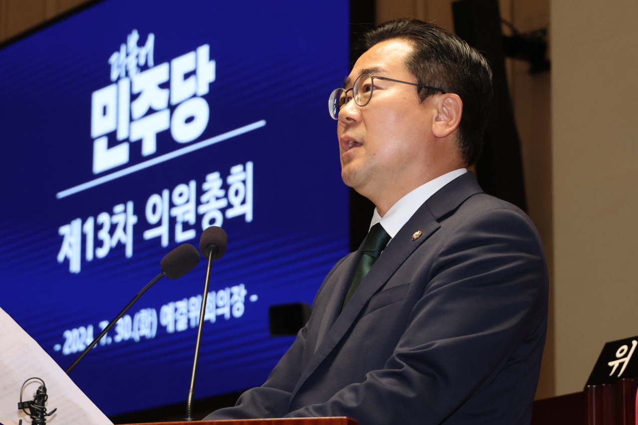 박찬대 더불어민주당 당대표 직무대행 겸 원내대표가 30일 오전 국회에서 '방송4법'을 모두 통과시킨 뒤 개최한 의원총회에서 발언하고 있다. [연합]