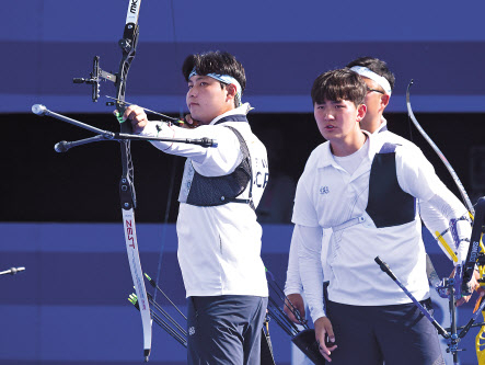 한국 양궁 대표팀 이우석이 29일(현지시간) 프랑스 파리 앵발리드 경기장에서 열린 2024파리올림픽 남자 리커브 단체 결승 한국과 프랑스의 경기에서 활을 쏘고 있다. [대한양궁협회 제공]