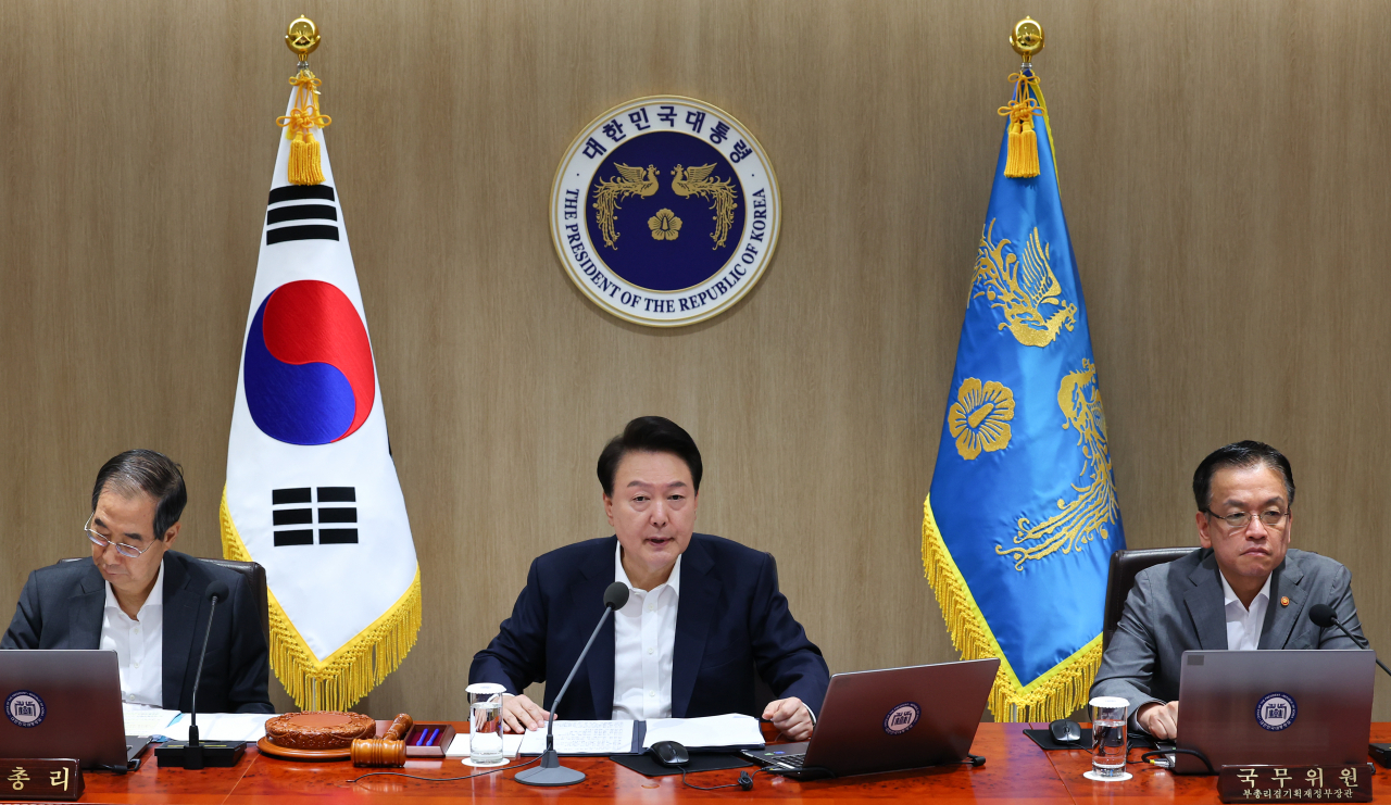 윤석열 대통령이 30일 서울 용산 대통령실 청사에서 열린 국무회의에서 발언하고 있다. [연합]