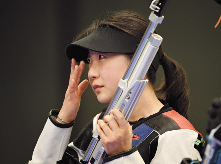 사격 반효진이 29일(현지시간) 프랑스 샤토루 CNTS 사격장에서 열린 2024 파리 올림픽 사격 여자 10m 공기소총 결승 경기에서 금메달을 획득한 후 눈가를 훔치고있다. 샤토루=이상섭 기자