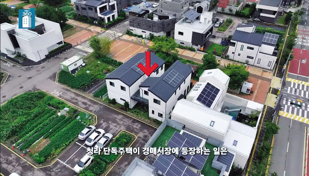 청라신도시의 단독주택 2채가 경매 매물로 나와 주목받고 있다. 인접한 2채는 최초 감정가 대비 5억원이 떨어진 11억원에 30일 2차 입찰이 있을 예정이다. [부동산360 유튜브채널 갈무리]