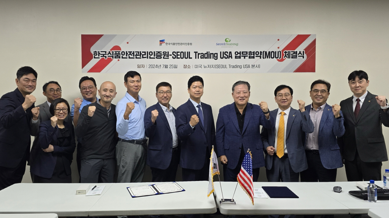 지난 25일(현지 시간) 미국 뉴저지주 SEOUL Trading USA 본사에서 열린 해썹인증원과 SEOUL Trading USA의 ‘한국 식품 해외 진출 확대 위한 업무협약’ 체결 후 한상배(오른쪽에서 세 번째) 해썹인증원 원장과 권태호(오른쪽에서 다섯 번째) SEOUL Trading USA 대표 등 관계자들이 기념 촬영을 하고 있다. [풀무원 제공]