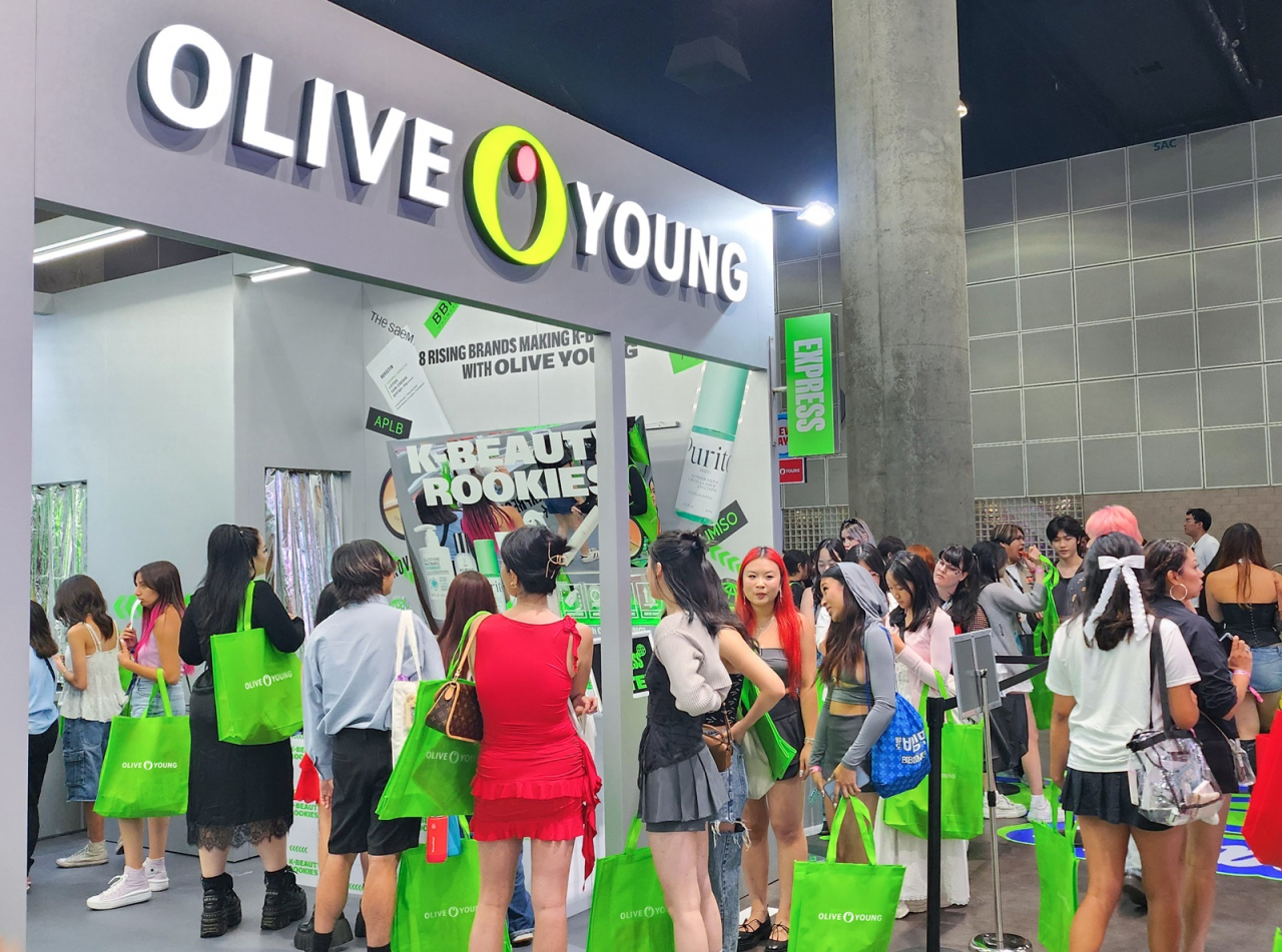 7월 26~28일 미국 로스앤젤레스(LA)에서 진행된 ‘KCON LA 2024’ 내 올리브영 부스. [올리브영 제공]