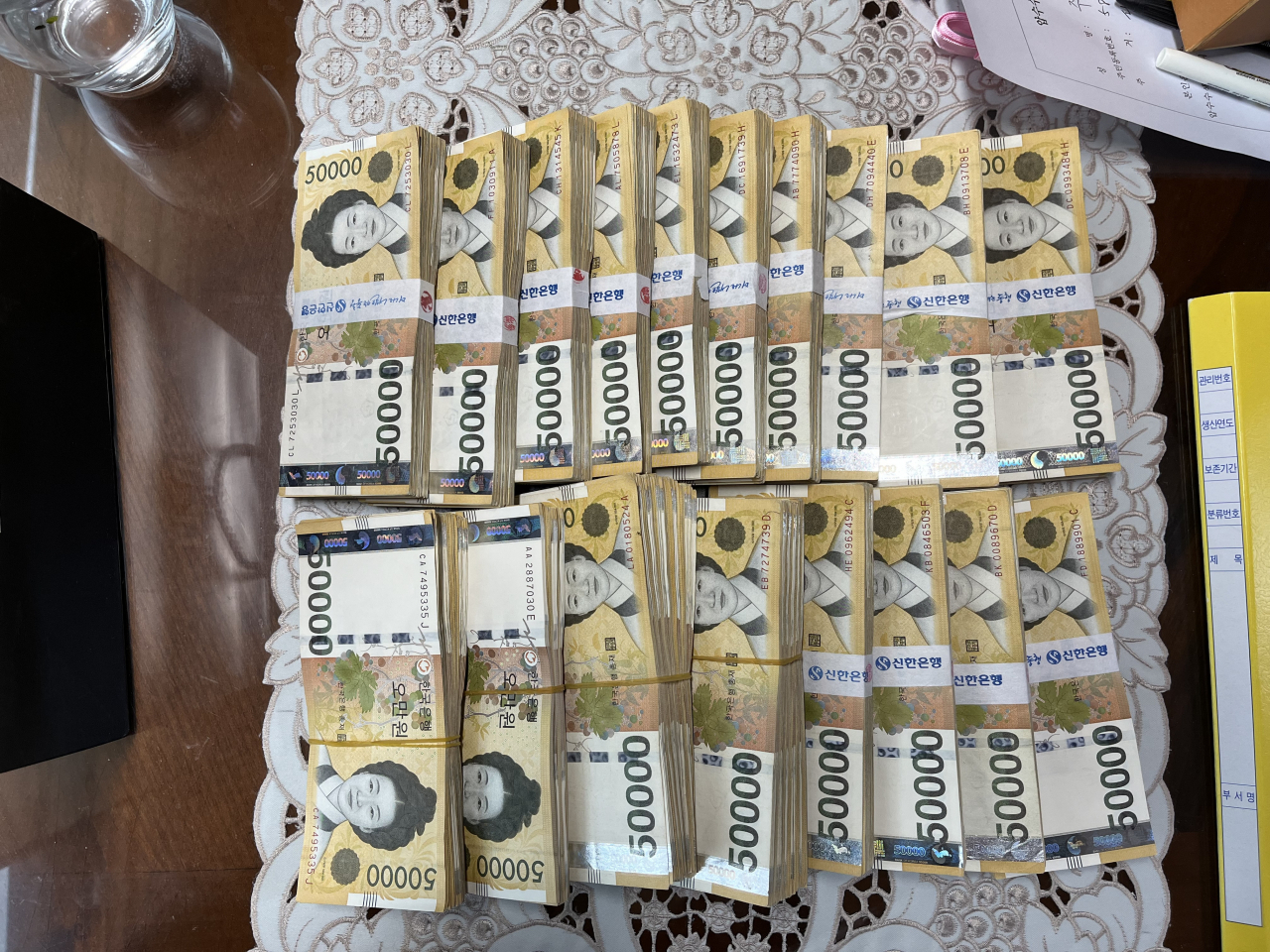 LH 입찰 심사위원이 감리업체로부터 청탁을 대가로 지급받고 보관 중이던 현금 다발. [서울중앙지검 제공]