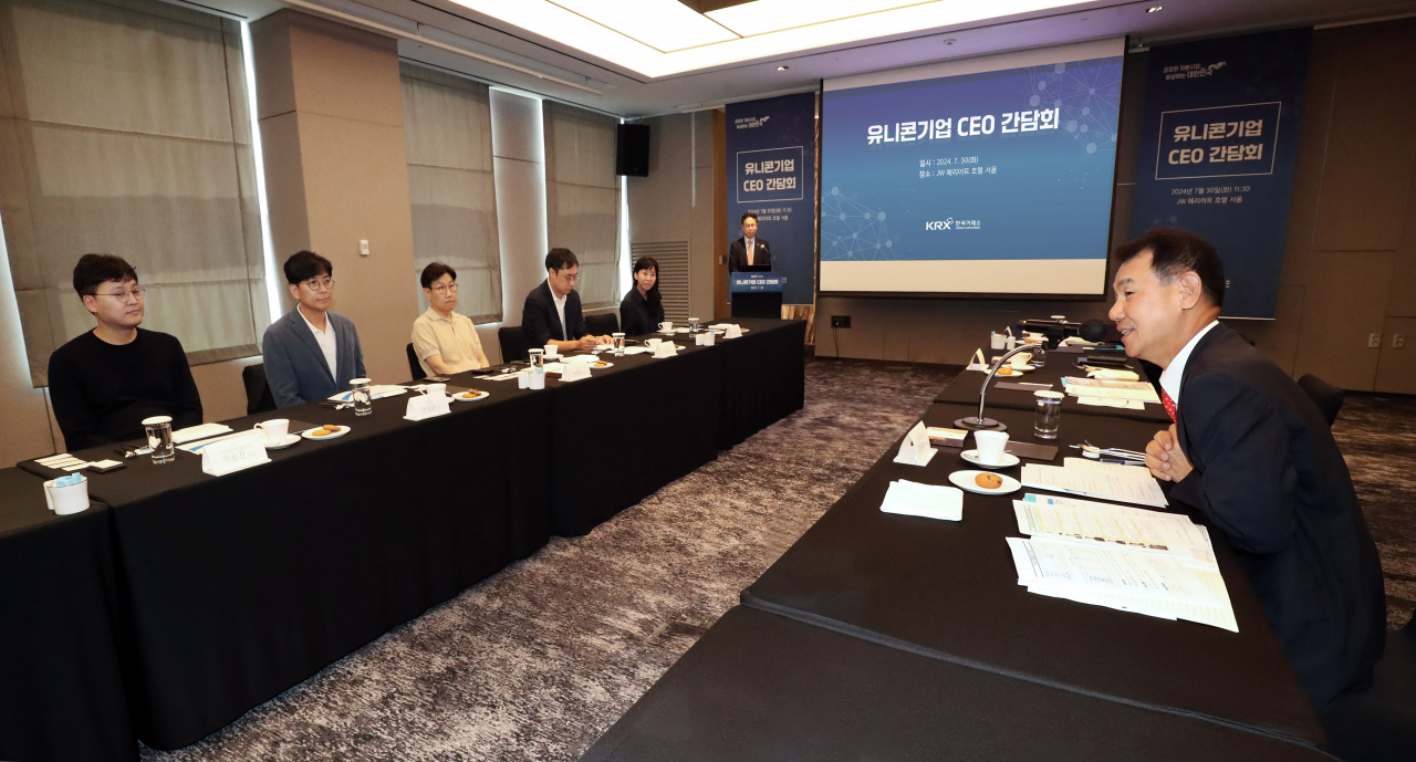 유니콘 기업 CEO 대상 간담회에 앞서 정은보(사진 오른쪽) 한국거래소 이사장이 인삿말을 하고 있다. [한국거래소]