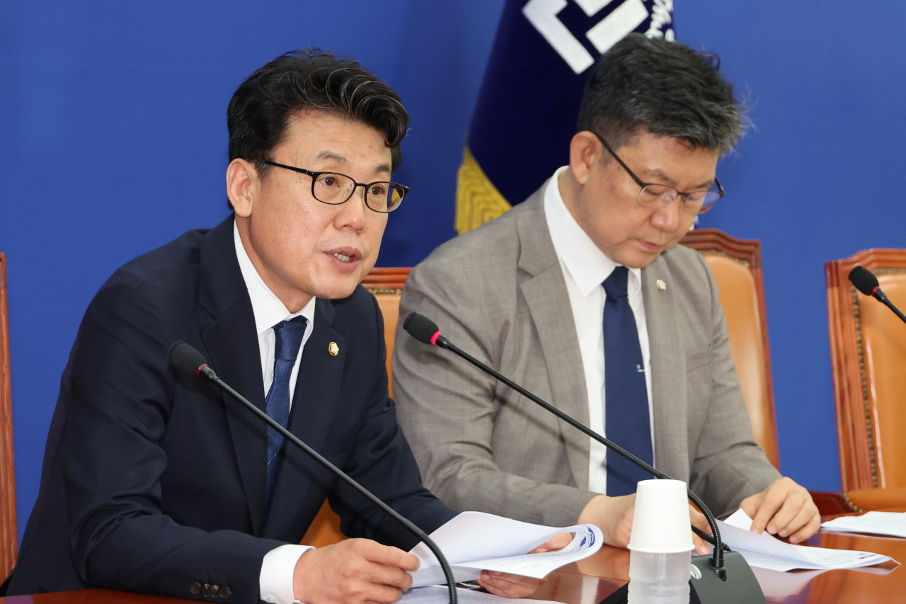 진성준 더불어민주당 정책위의장과 김남근 의원이 주식시장의 ‘코리아 디스카운트’를 해소하고 우리 기업이 제대로 평가받도록 하는 내용의 ‘코리아 부스터’ 프로젝트 추진 계획을 밝히고 있다. [연합]