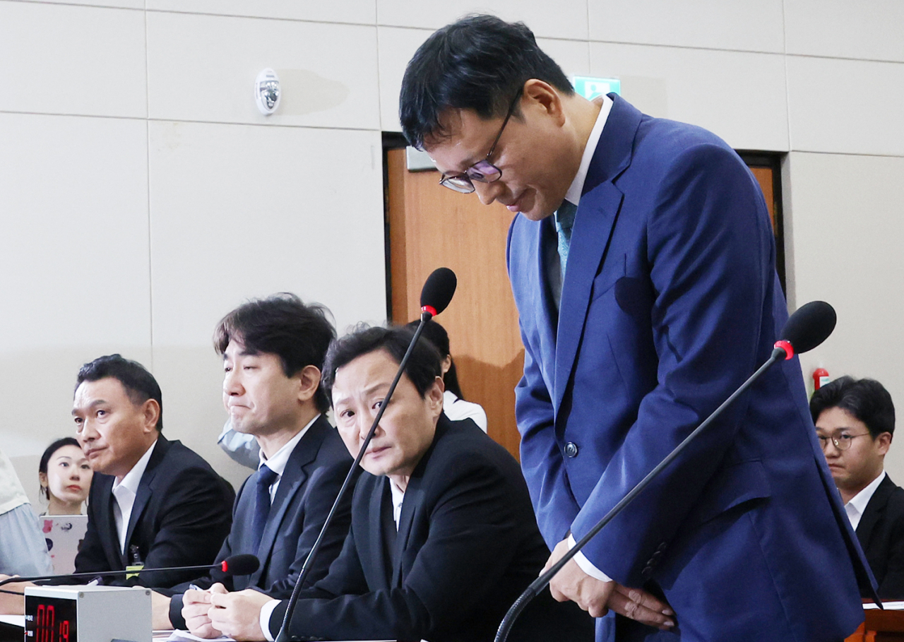 30일 오전 국회 정무위원회에서 열린 ‘티몬·위메프 정산 및 환불 지연 사태’ 관련 긴급 현안질의에서 구영배 큐텐그룹 대표가 고개를 숙이고 있다. [연합]