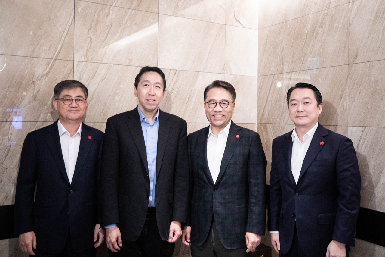 30일 조선팰리스호텔에서 열린 신세계그룹과 ‘AI 석학’ 앤드류 응 교수(왼쪽에서 두 번째)와의 만남에서 한채양 이마트 대표, 임영록 신세계그룹 경영전략실장, 정형권 지마켓 대표(왼쪽부터)가 촬영하고 있다. [신세계 제공]