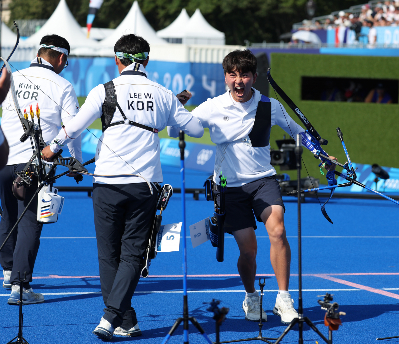김제덕이 29일 오후(현지시각) 프랑스 파리 앵발리드 경기장에서 열린 2024파리올림픽 남자 양궁 단체전 결승에서 프랑스를 만나 10점을 쏜 뒤 기뻐하고 있다. [파리=이상섭 기자]