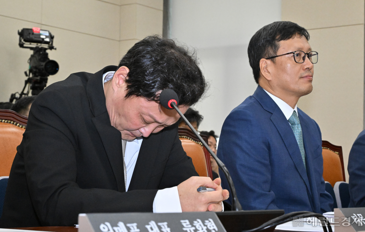류광진(왼쪽) 티몬 대표와 구영배 큐텐 그룹 대표가 30일 오후 서울 여의도 국회 정무위원회에서 열린 '티몬·위메프 정산 및 환불 지연 사태' 관련 긴급 현안질의에 참석하고 있다. 임세준 기자