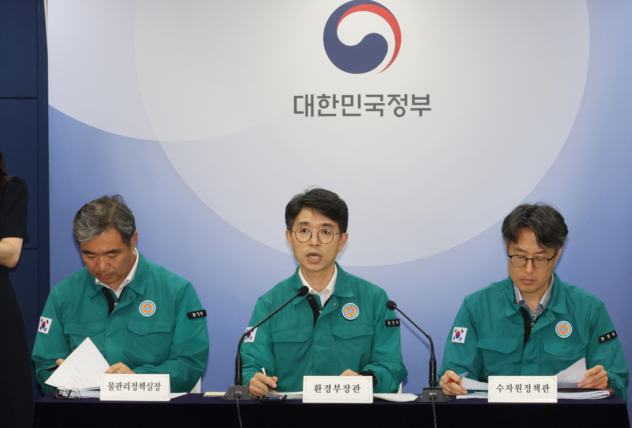 환경부 김완섭 장관이(가운데) 30일 서울 종로구 정부서울청사에서 기후대응댐 후보지 안에 대한 첫 번째 브리핑을 하고 있다. [연합]