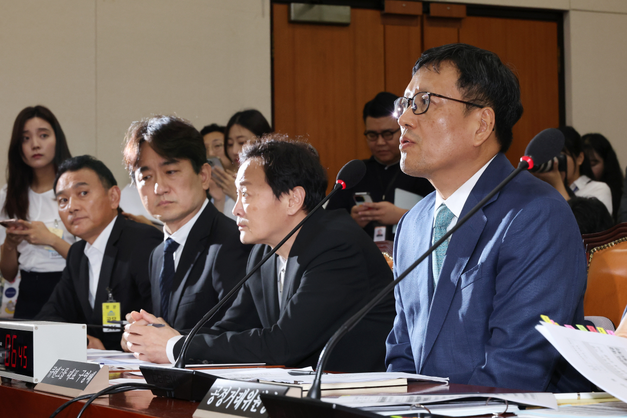 30일 오전 국회 정무위원회에서 열린 ‘티몬·위메프 정산 및 환불 지연 사태’ 관련 긴급 현안질의에서 구영배 큐텐그룹 대표가 의원 질의에 답변하고 있다. 왼쪽부터 박준석 전자지급결제협회 회장, 류화현 위메프 대표, 류광진 티몬 대표, 구영배 큐텐그룹 대표. [연합]