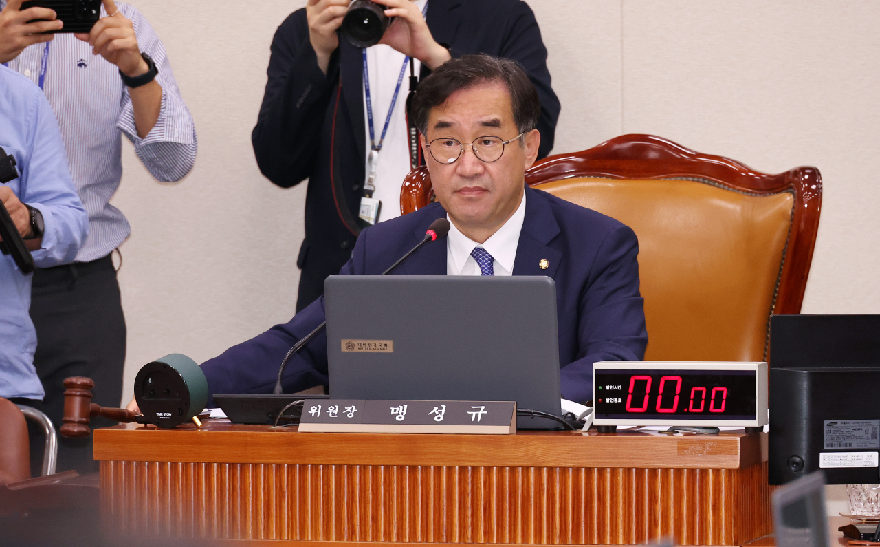 지난달 10일 오전 국회에서 열린 국토교통위원회 전체회의에서 더불어민주당 소속 맹성규 위원장이 의사봉을 두드리고 있다. [연합]