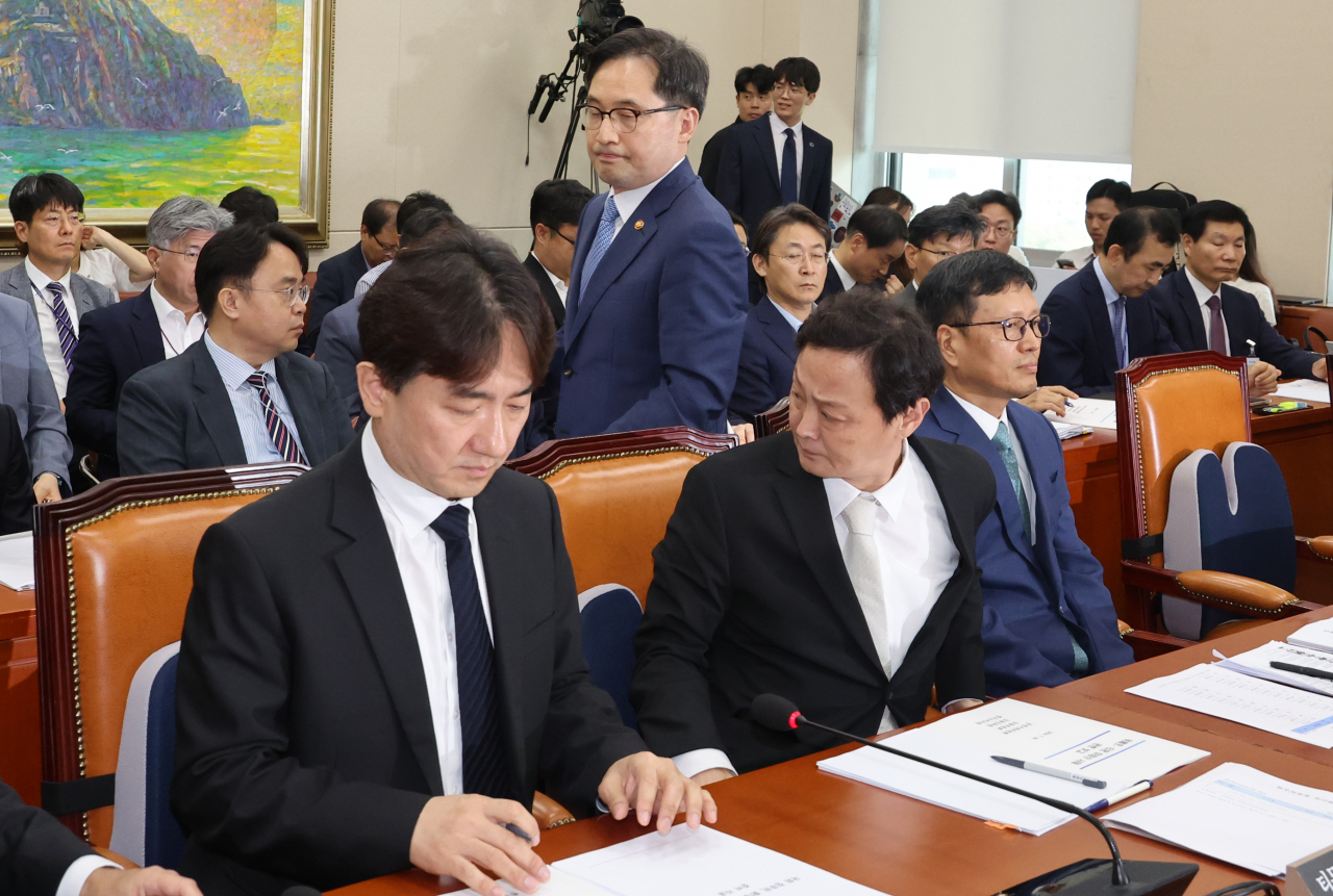 한기정 공정거래위원장이 30일 오전 서울 여의도 국회 정무위원회에서 열린 '티몬·위메프 정산 및 환불 지연 사태' 관련 긴급 현안 질의에서 업무보고를 하기 위해 발언대로 이동하고 있다. 앞쪽은 왼쪽부터 류화현 위메프 대표, 류광진 티몬 대표, 구영배 큐텐그룹 대표. [연합]