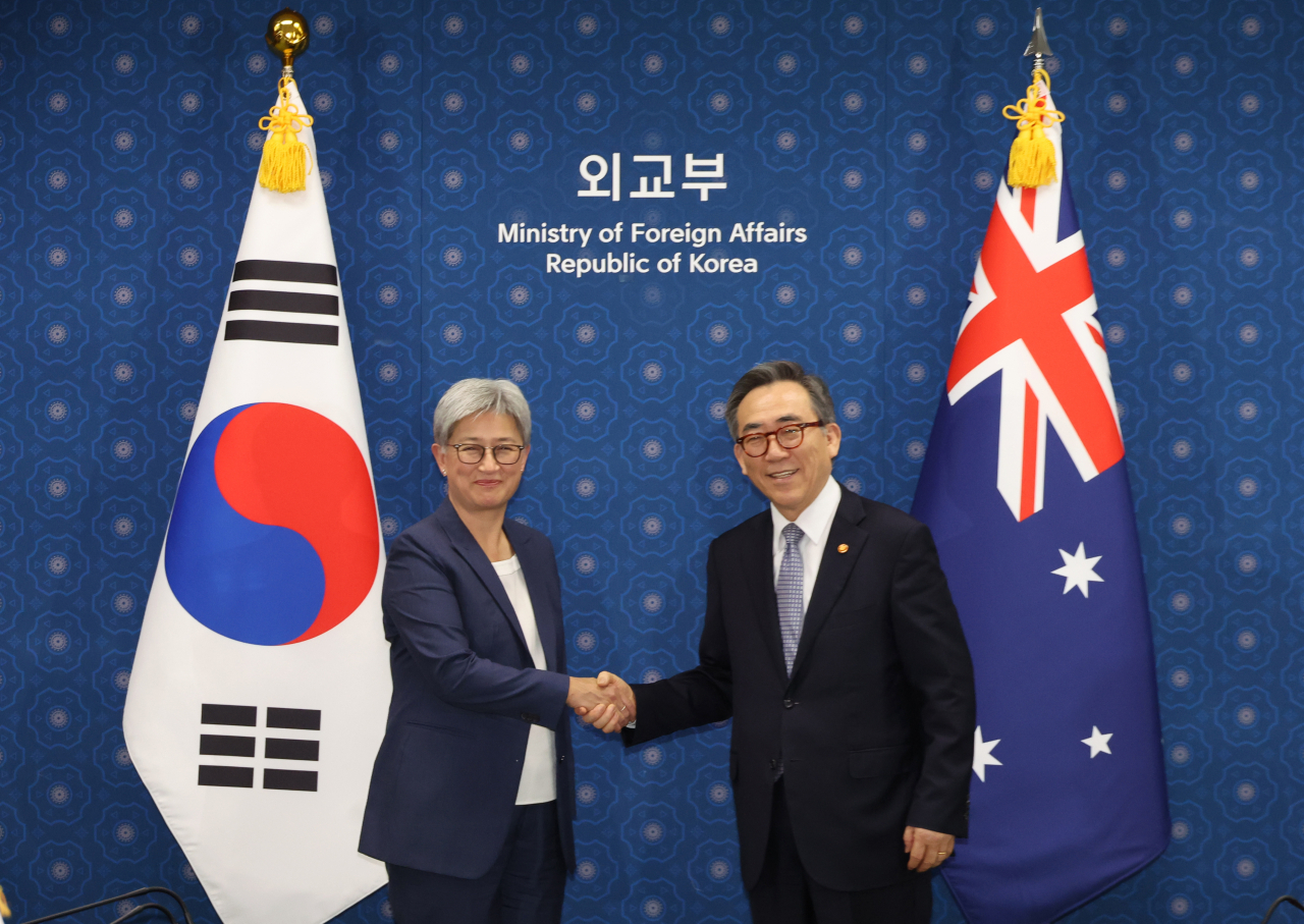 조태열 외교부 장관이 30일 서울 종로구 외교부 청사에서 열린 한-호주 외교장관 회담에서 페니웡 호주 외교장관과 악수하고 있다. [연합]