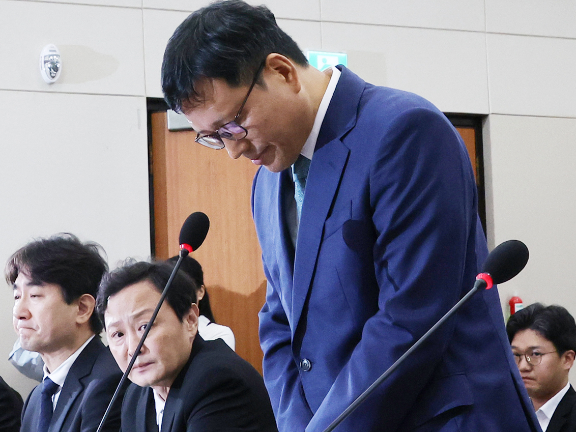 30일 오전 국회 정무위원회에서 열린 '티몬·위메프 정산 및 환불 지연 사태' 관련 긴급 현안질의에서 구영배 큐텐그룹 대표가 고개를 숙이고 있다. [연합]