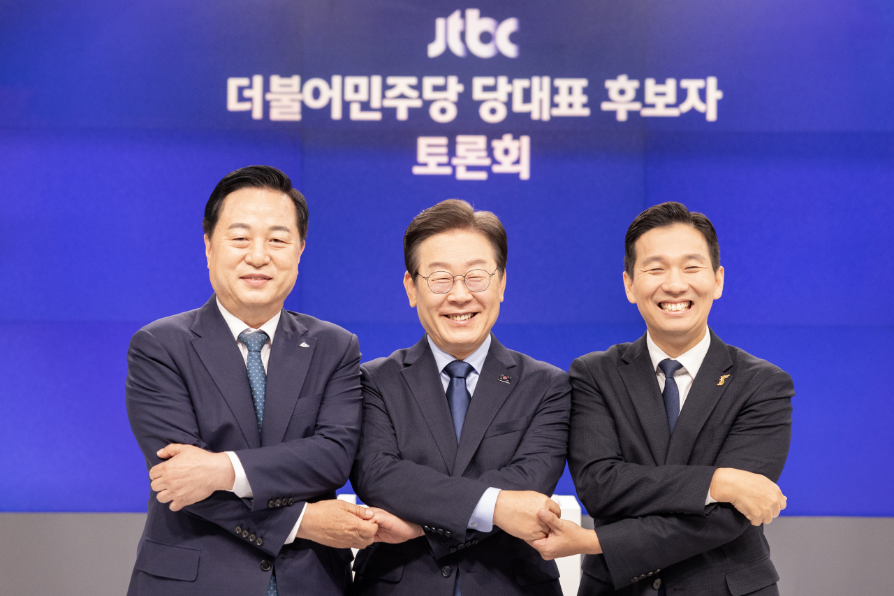 김두관(왼쪽부터),이재명,김지수 더불어민주당 당 대표 후보가 30일 오후 서울 마포구 상암동 JTBC에서 열린 TV토론회 시작에 앞서 기념촬영 하고 있다. [연합]