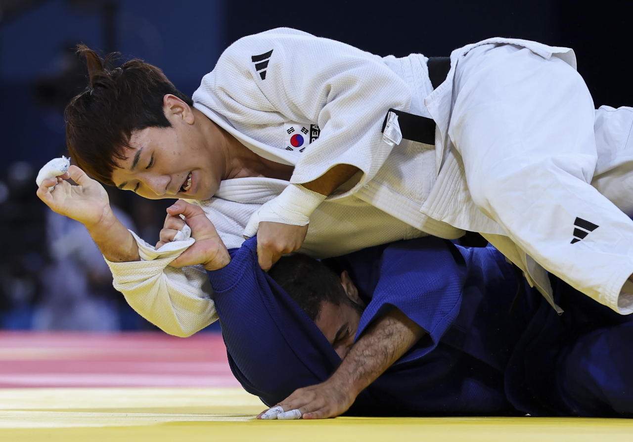 2024 파리올림픽 유도 남자 81kg급에 출전한 이준환이 30일(현지시간) 프랑스 파리 아레나 샹드마르스에서 열린 32강 경기에서 모로코의 아사라프 모테와 경기하고 있다. [연합]