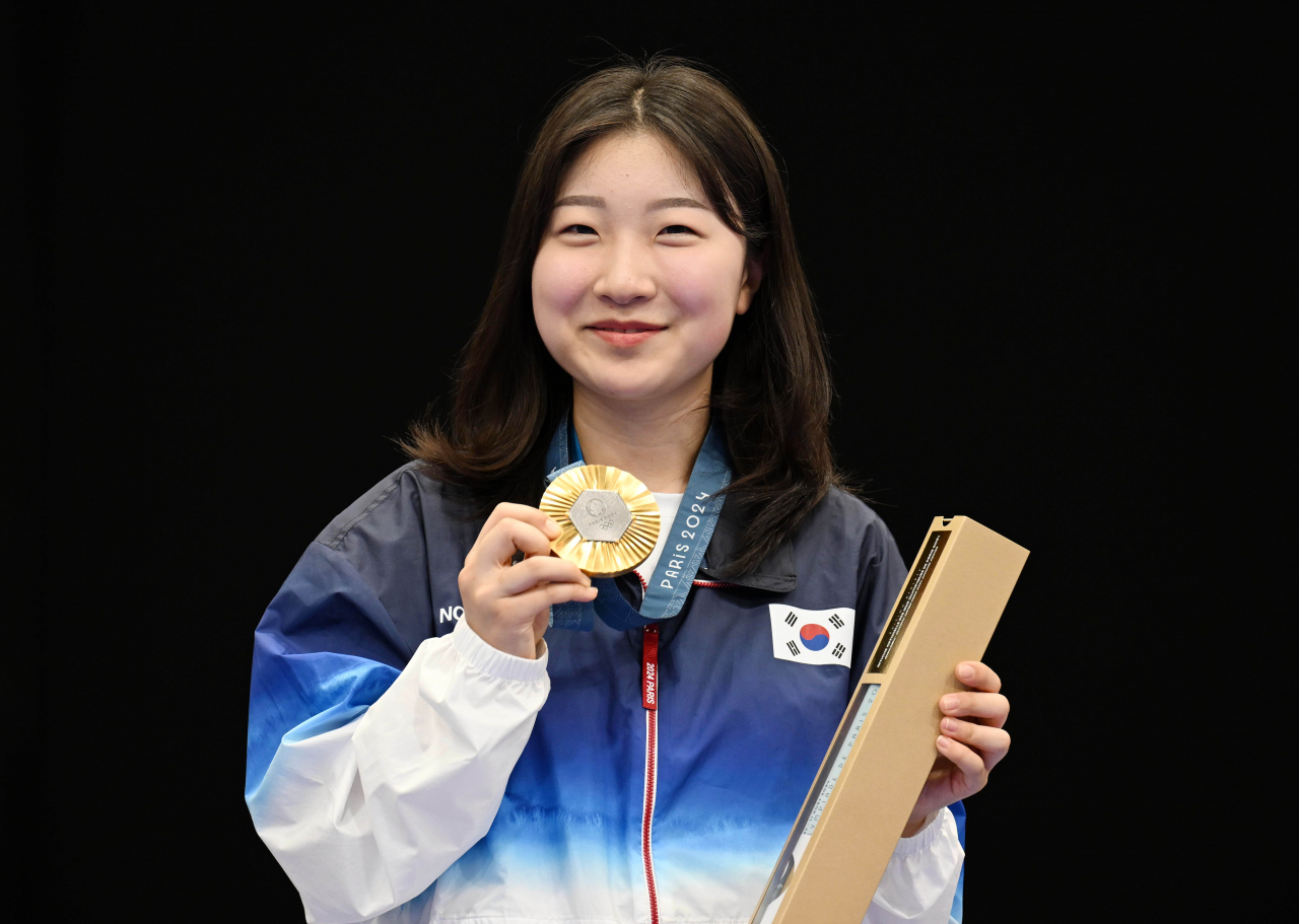 사격 반효진이 29일(현지시간) 프랑스 샤토루 CNTS 사격장에서 열린 2024파리올림픽 사격 여자 10m 공기소총 결승 경기에서 금메달을 획득한 후 열린 시상식에서 기뻐하고 있다. [파리=이상섭 기자]