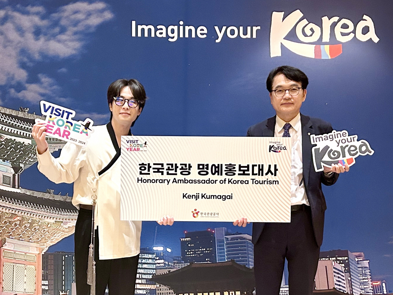 유진호 본부장(오른쪽)이 한류 인플루언서 켄지 쿠마가이씨를 한국관광 명예홍보대사로 위촉하고 있다.