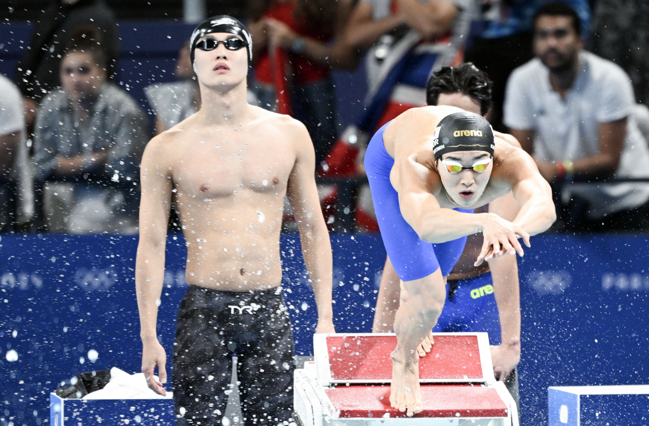 2024 파리 올림픽 자유형 남자 800m 계영 결승이 30일(현지시간) 프랑스 낭테르 라데팡스아레나에서 열렸다. 김우민이 스타트하고 있다. 2024.7.30 낭테르=이상섭 기자