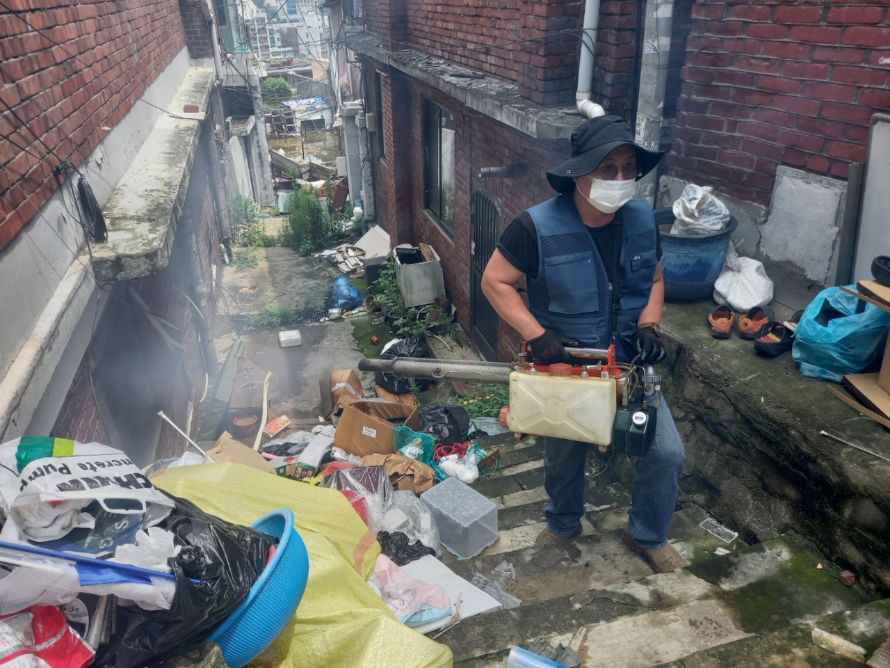서울 용산구는 한남3구역 일대에 중점 방역소독을 실시해 해충‧쥐 없는 청정 재개발사업을 구현한다고 31일 밝혔다. 방역업체 관계자가 도보 방역을 실시하고 있다.[용산구 제공]