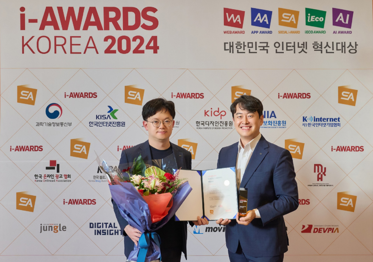 ‘소셜아이어워드 2024’에서 기업일반분야 블로그 대상을 수상한 HL그룹 브랜드전략팀이 기념 촬영을 하고 있다. [HL그룹 제공]