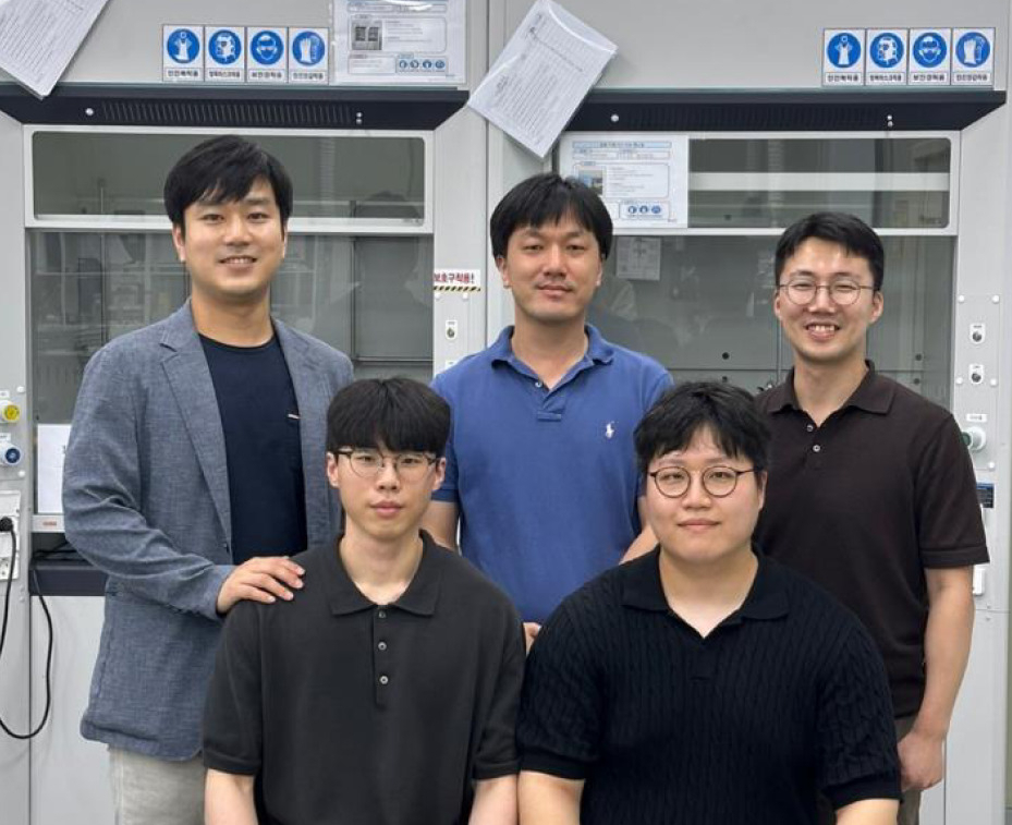이번 연구를 수행한 한국생산기술연구원, 한양대 공동 연구팀. 윤기로(윗줄 왼쪽부터 시계방향) 수석연구원, 최준명, 최선진 교수, 김광원 학생연구원, 김홍덕 학생연구원.[한국생산기술연구원 제공]