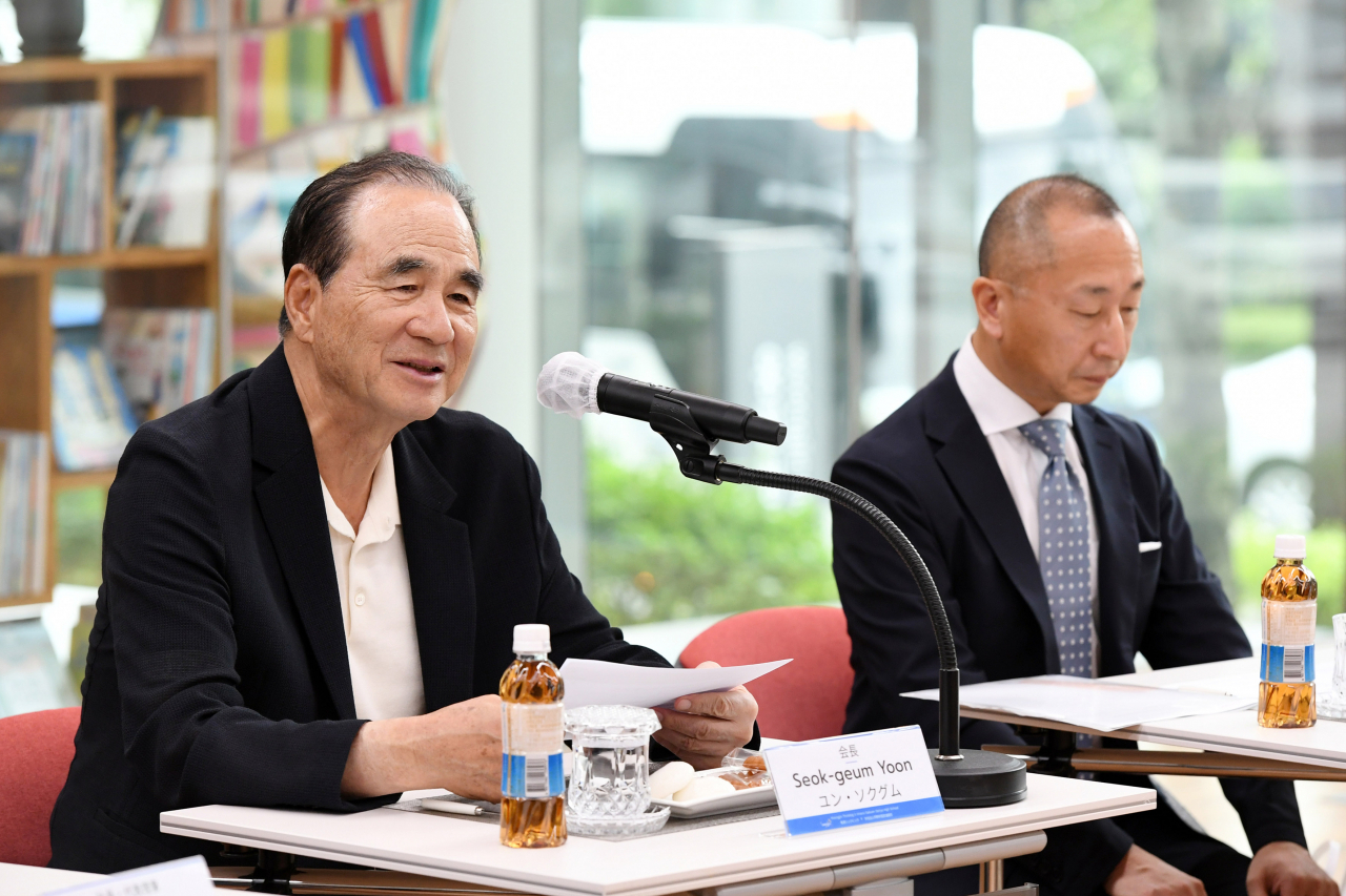 간담회장에서 윤석금 웅진그룹 회장(사진 왼쪽)의 발언을 히라노 코지 히라노 학교법인 이사장이 경청하고 있다. [웅진씽크빅 제공]