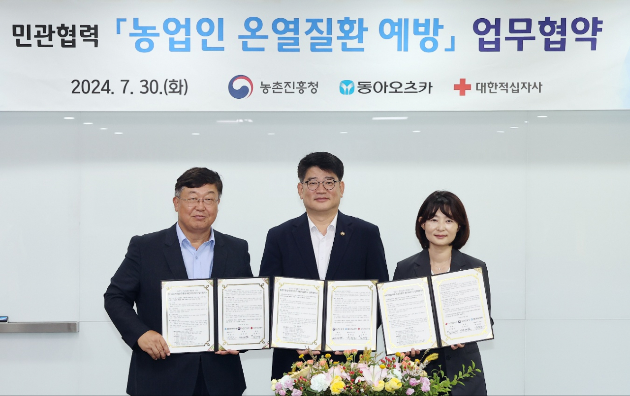 박철호(왼쪽부터) 동아오츠카 대표이사 사장, 권재한 농촌진흥청장, 김정주 대한적십자 사무차장이 지난 30일 열린 협약식에서 기념사진을 촬영하고 있다. [동아오츠카 제공]