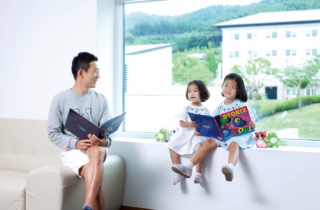 LS전선 직원이 자녀들과 즐거운 시간을 보내고 있다. [LS전선 제공]