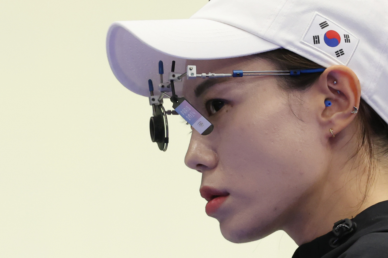28일(현지시간) 프랑스 샤토루 슈팅 센터에서 열린 2024 파리올림픽 사격 공기권총 10m 여자 결선에서 김예지가 과녁을 조준하기 앞서 코치의 지시를 받고 있다. [연합]