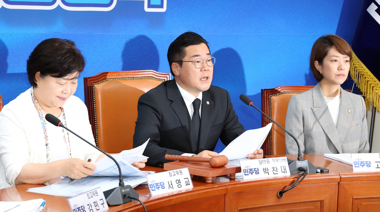 박찬대(가운데) 더불어민주당 당대표 직무대행 겸 원내대표가 31일 오전 국회에서 열린 최고위원회의에서 발언하고 있다. [연합]