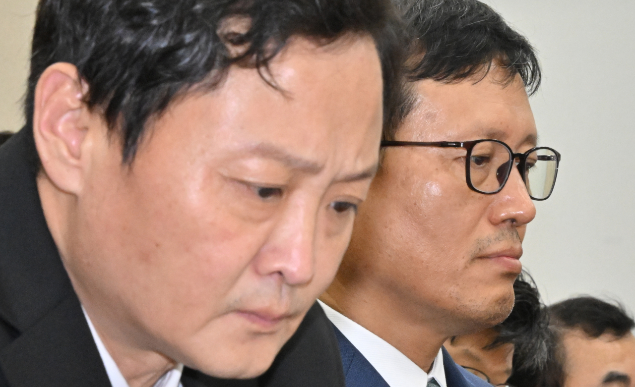 류광진(왼쪽) 티몬 대표와 구영배 큐텐 그룹 대표가 30일 오후 서울 여의도 국회 정무위원회에서 열린 '티몬·위메프 정산 및 환불 지연 사태' 관련 긴급 현안질의에 참석하고 있다. 임세준 기자